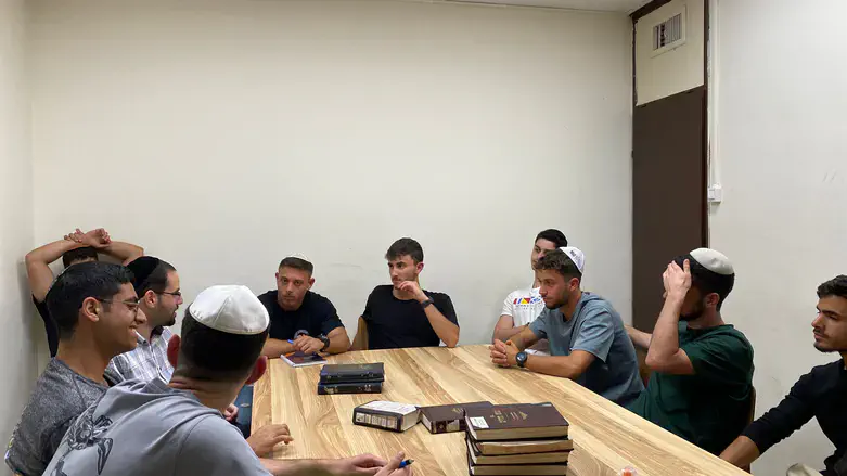 מפגש בין בני המכינה לישיבה