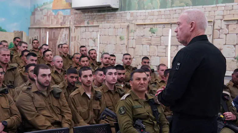 IDF enlistees with Defense Minister Gallant