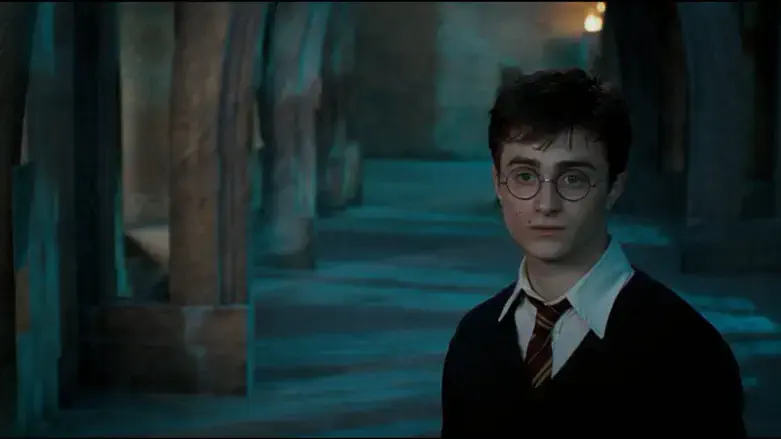 הארי כבר לא חי בסרט והמציאות היא לא פנטזיה. מתוך הסרט 'הארי פוטר'