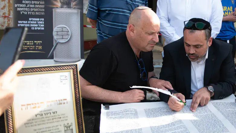 צביקה רידר כותב אותיות בבית בנו דור הי"ד בבארי