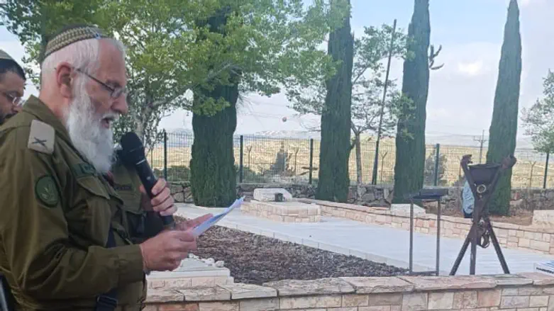 הרבצ"ר מספיד על קברו של הרב רונצקי