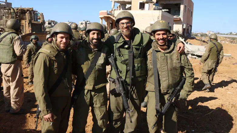 הרב ישראל אביטן במהלך שירות המילואים