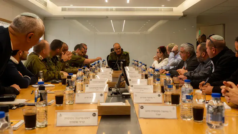 האלוף פוקס עם ראשי הרשויות