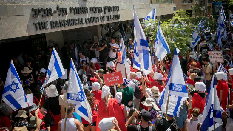 ההפגנה מחוץ לבית הדין הרבני בת"א