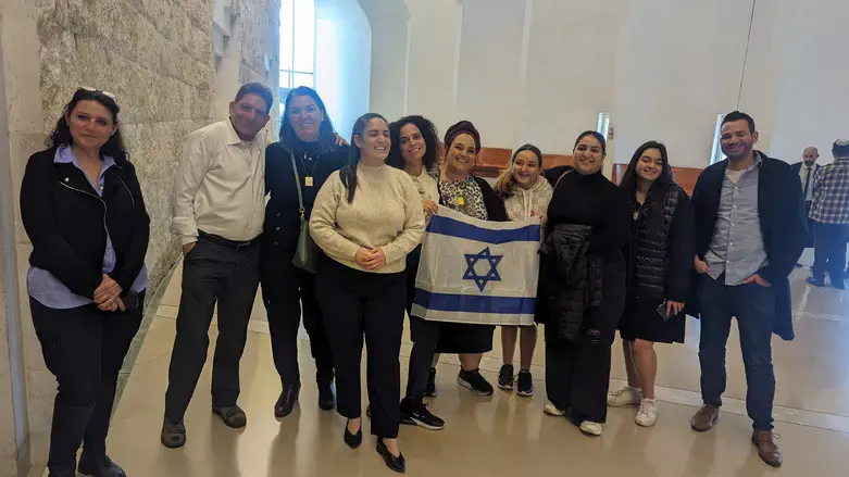 תמם (במרכז) מחוץ לביה"מ אחרי ההחלטה שלא לשחרר את דקה