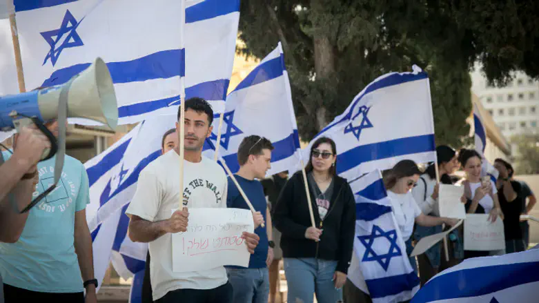 סטודנטים מפגינים נגד ד"ר ענת מטר