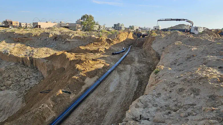 Repairing a water line in Bani Suheila for the Khan Yunis region