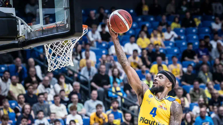 לורנזו בראון בדרך לסל של חולון