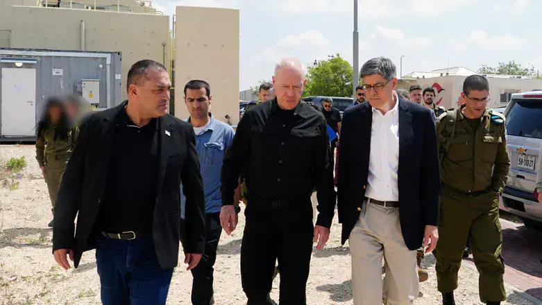 Йоав Галант у батареи "Хец-3"