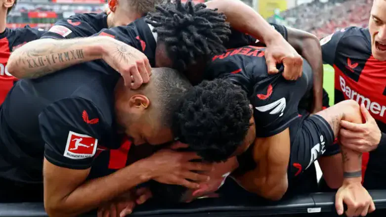 שחקני לברקוזן חוגגים היסטוריה