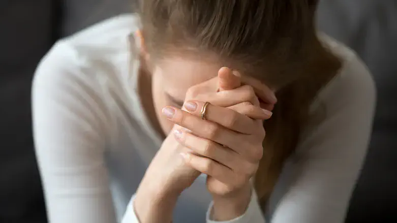 מתמודדת עם קושי. אילוסטרציה