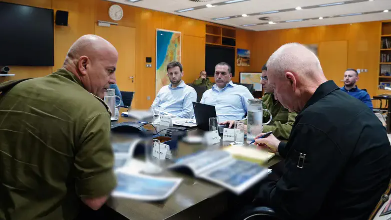 Gallant holds discussion