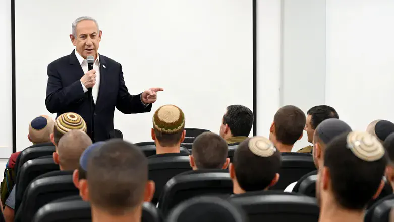 PM Netanyahu with the new recruits