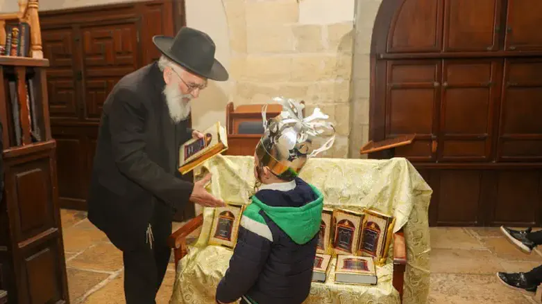 הרב עמיאל שטרנברג מחלק חומש לילדי כיתה א