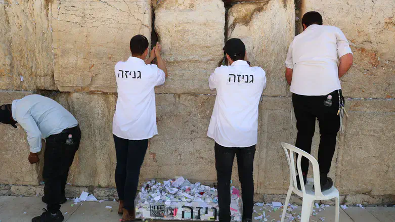 הוצאת הפתקים מהכותל