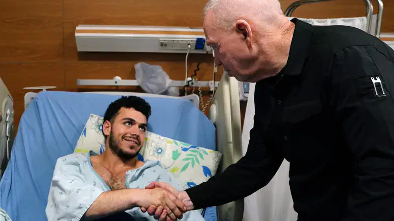 Gallant visits wounded soldier