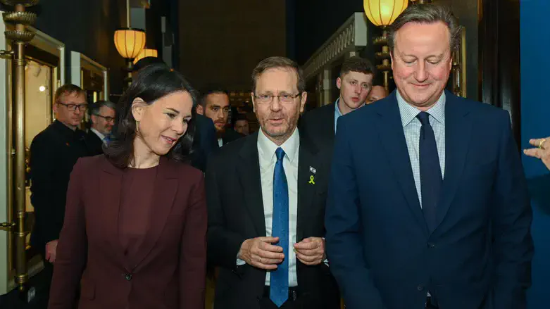 Pres. Herzog with David Cameron & Annalena Baerbock