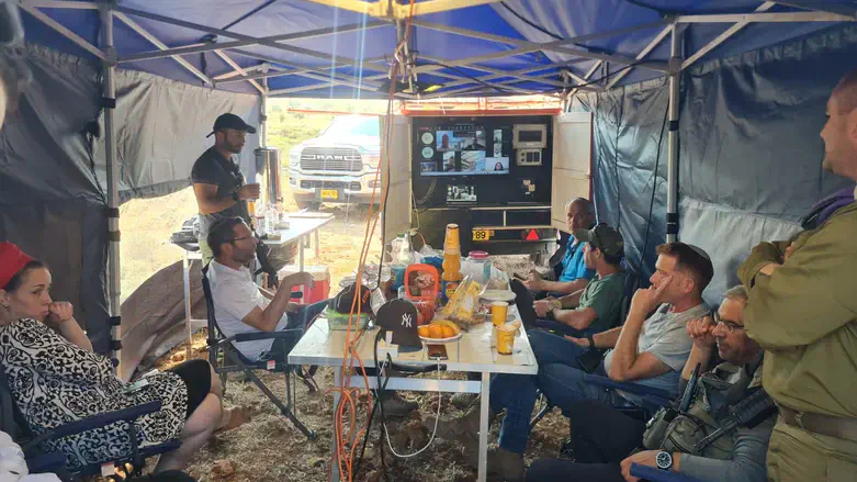 ראש המועצה ישראל גנץ בחפ"ק החיפושים האזרחי