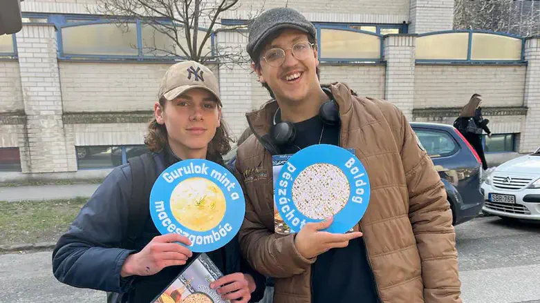 חלוקת המצות בהונגריה.