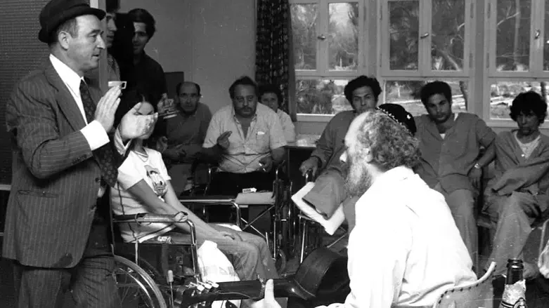 קרליבך שר לפצועי צה"ל. משמאל: "אבי הפצועים" שמחה הולצברג