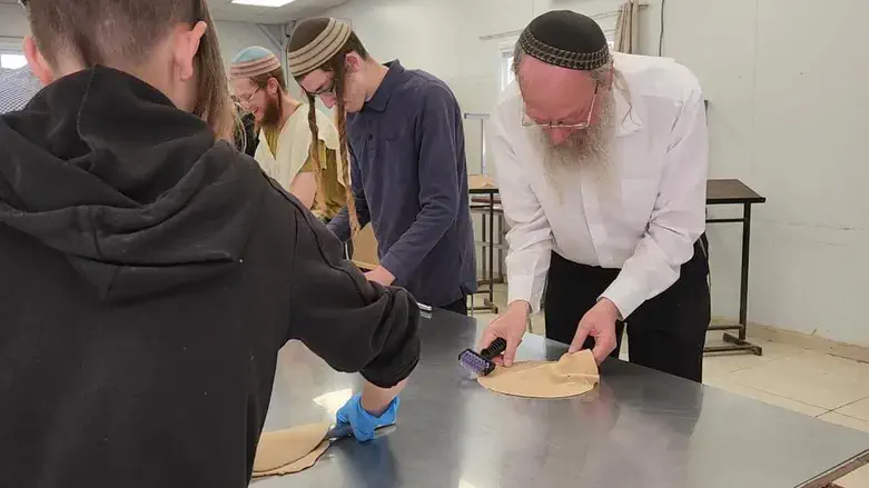 אפיית מצות בחומש