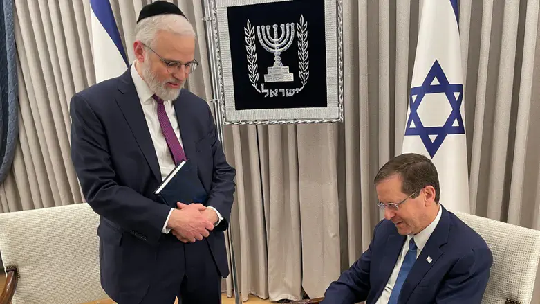 הרב משה האוער והנשיא הרצוג