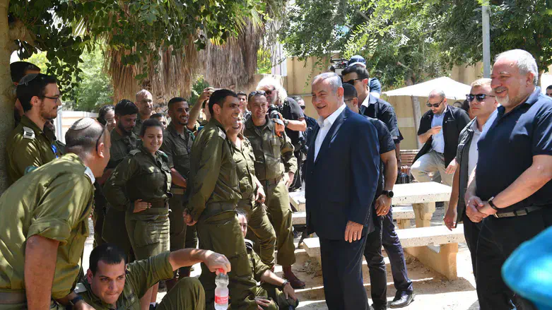 נתניהו עם חיילים באוגדת עזה