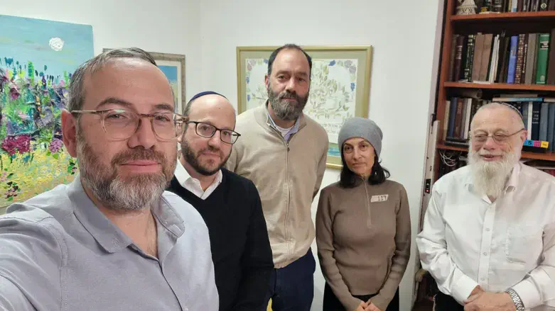 הרבנים יחד עם הוריו של הירש גולדברג