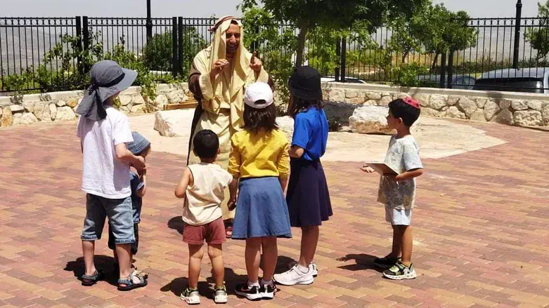 ילדים במרכז המטיילים באלון מורה