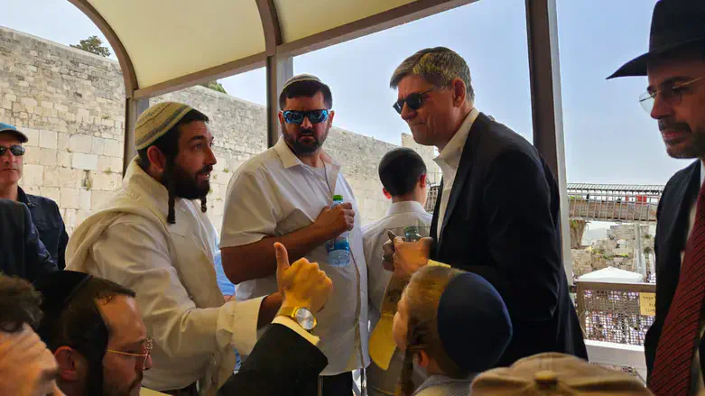 סוכות והשגריר לו