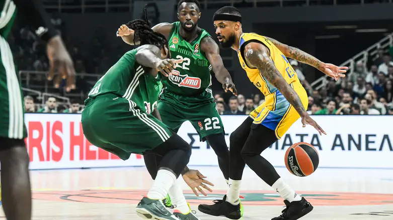 היוונים עוצרים את לורנזו בראון