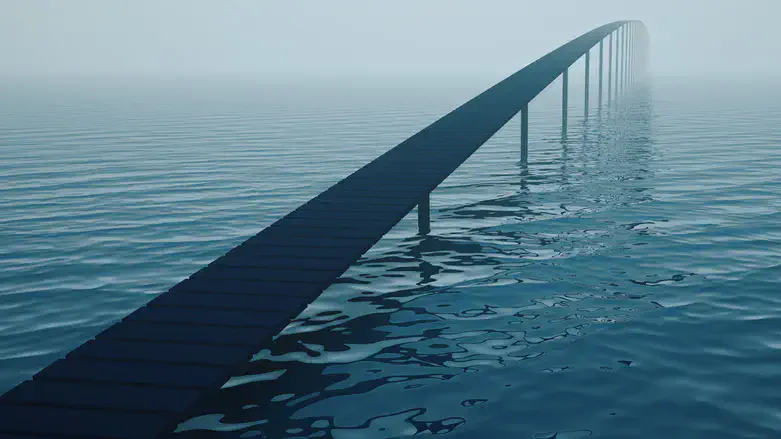 למה לתקן את הגשר אם אפשר פשוט להקים מערך הגנה אימתני סביבו? אילוסטרציה