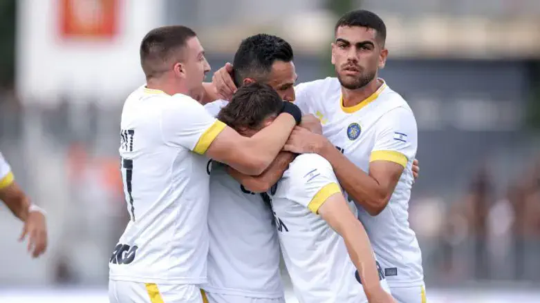 שחקני מכבי חוגגים ניצחון בדרך לאליפות