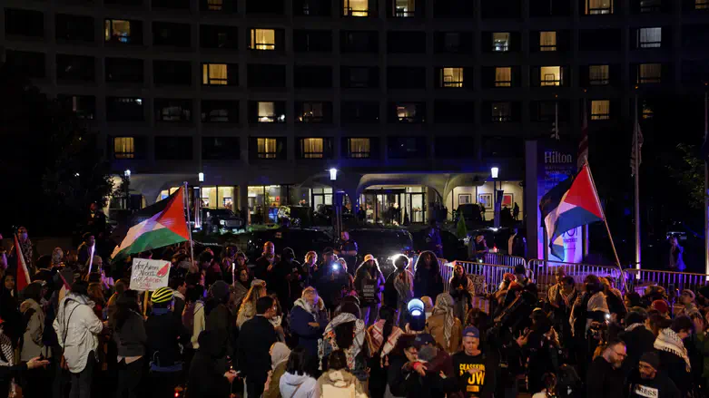 הפגנה אנטי ישראלית מול אירוע תא כתבי הבית הלבן