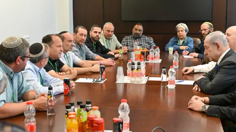 Netanyahu with the families