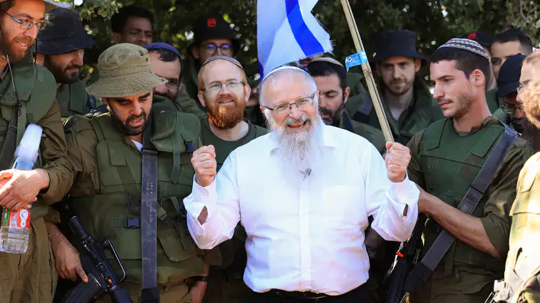 Rabbi Eliyahu speaking to IDF soldiers
