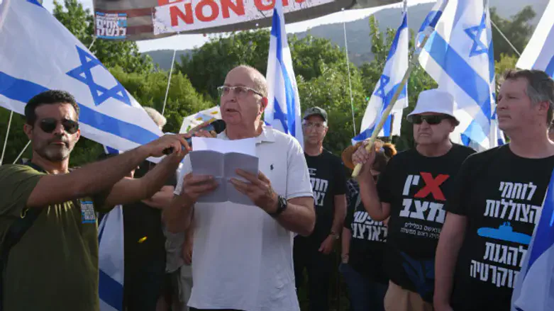 Моше (Буги) Яалон на демонстрации