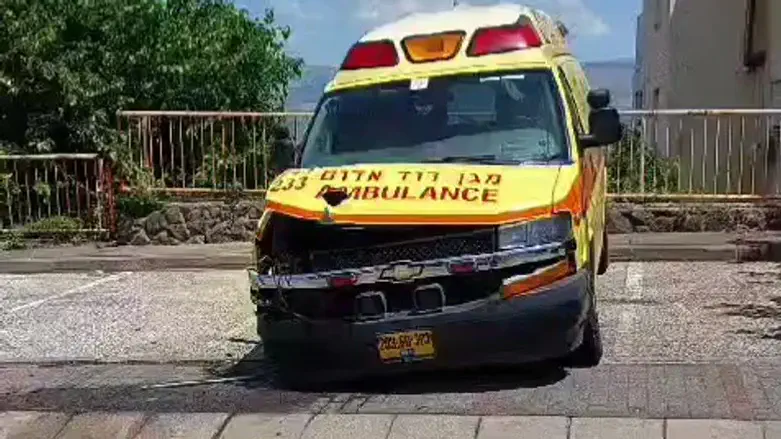 Машина "скоро помощи", пострадавшая в результате ракетного обстрела