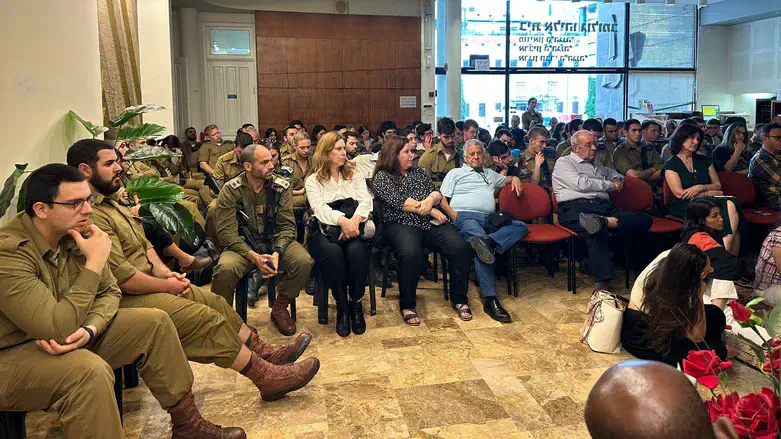 אירוע זיכרון בסלון עם חיילי חטיבת כפיר