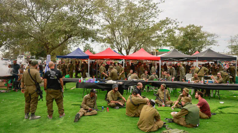 חלוקות אוכל ללוחמים, אילוסטרציה