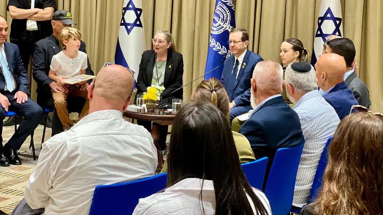 הנשיא הרצוג עם בני המשפחות השכולות