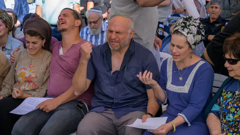 ההורים אליהו ואבישג ליבמן בהלווייתו של אליקים הי"ד