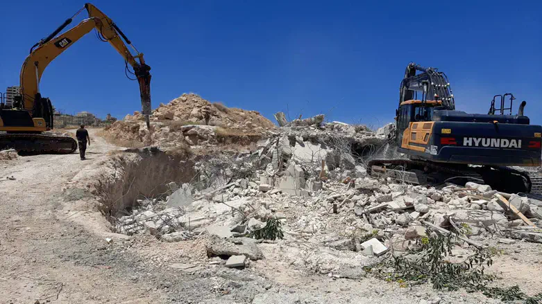 Civil Administration demolishes an illegal structure