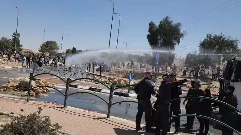מכת"זית נגד המפגינים