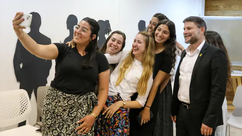 סמוטריץ' עם בנות השירות