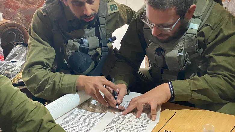 כותבים ספר תורה בעזה