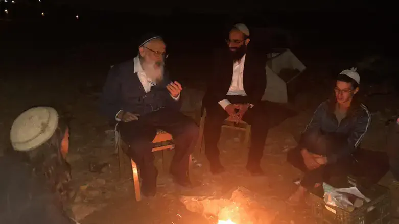 הרב אבינר והלוי עם הבחורים