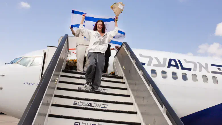 עדן גולן נוחתת בישראל