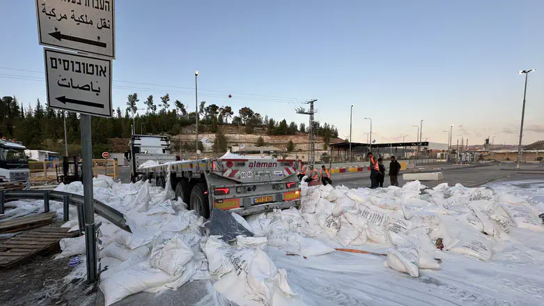 משאית סיוע שמפגינים עצרו ופיזרו את תכולתה