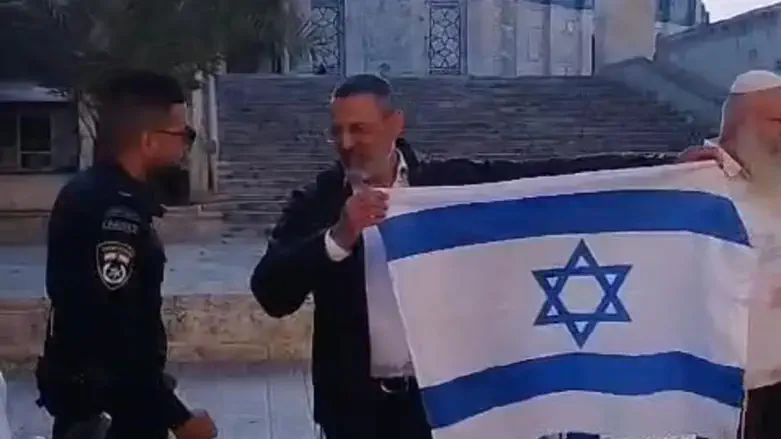 הנפת דגל ישראל בהר הבית